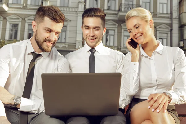 Socios comerciales que trabajan al aire libre — Foto de Stock