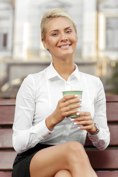 Vacker affärskvinna på fika — Stockfoto