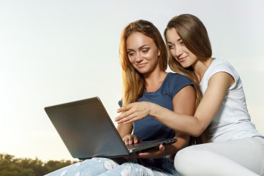 İki kız arkadaşım outddor dinlenme