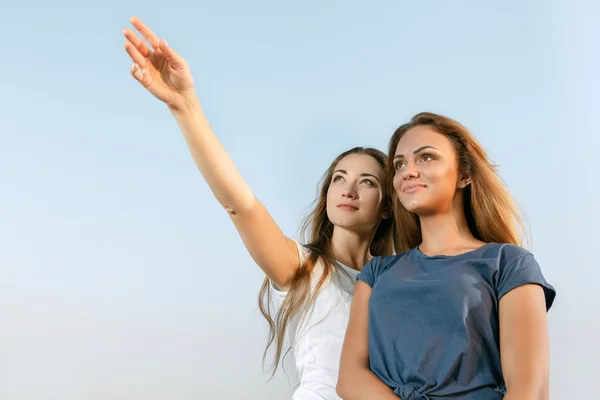 Due fidanzate attraenti all'aperto — Foto Stock