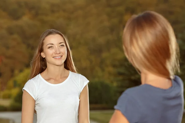 Vergadering van twee vriendinnen — Stockfoto