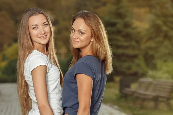 Две привлекательные девушки на открытом воздухе — стоковое фото
