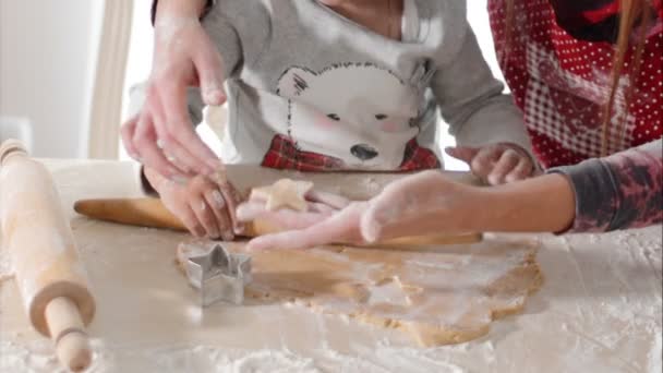 Ama de casa con su hija preparando pan de jengibre — Vídeos de Stock