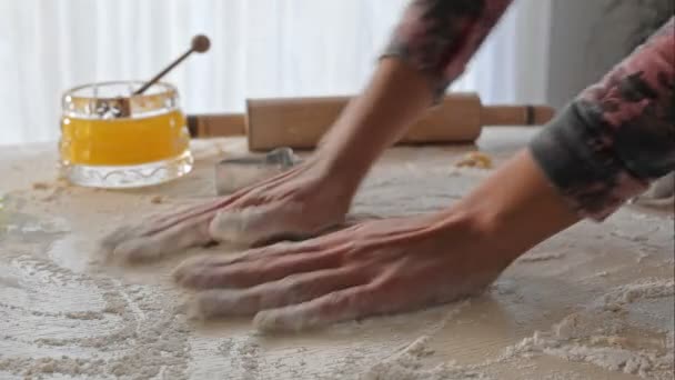 Housewife distributes flour on the table — Stock Video