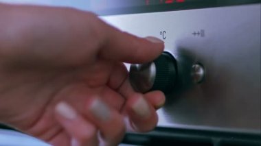 Ev hanımı fırın ile çalışma