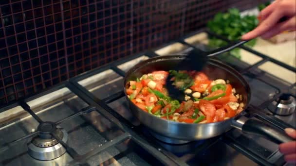 Cuisson des champignons avec des légumes dans une poêle — Video