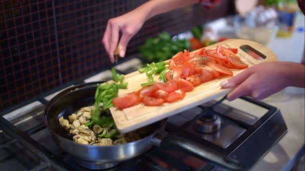 Cozinhar cogumelos com legumes em uma frigideira — Vídeo de Stock