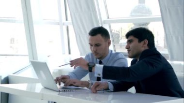 Yeni bir proje tartışırken iş ortakları