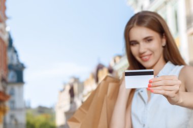 Güzel kız bir sokakta alışveriş sonra yürüyüş