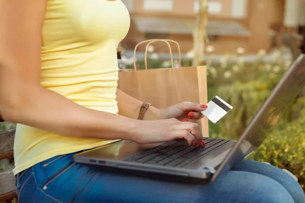 Menina atraente faz uma compra online — Fotografia de Stock