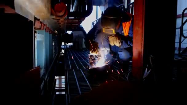 焊接在工业企业工作 — 图库视频影像