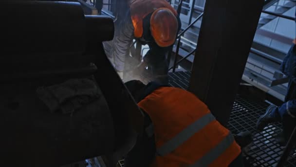焊接在工业企业工作 — 图库视频影像
