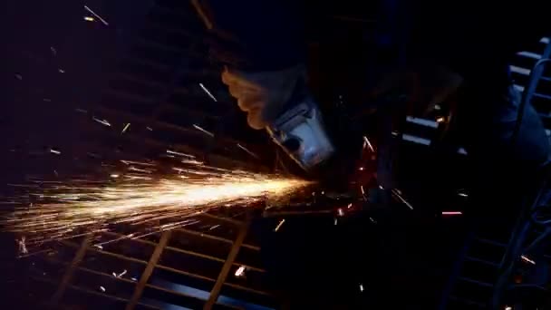 Worker cutting the metal — Stock Video