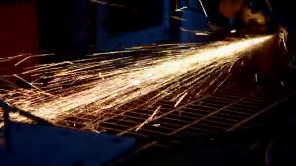 Worker cutting the metal — Stock Video