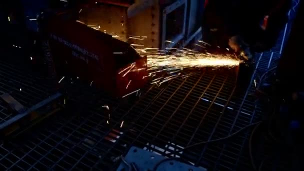 Worker cutting the metal — Stock Video