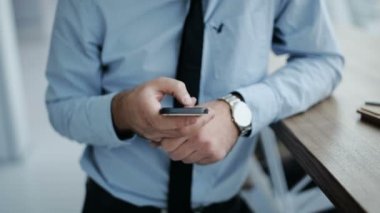 Telefonunuzun ve modern kafede işadamı