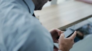 Telefonunuzun ve modern kafede işadamı