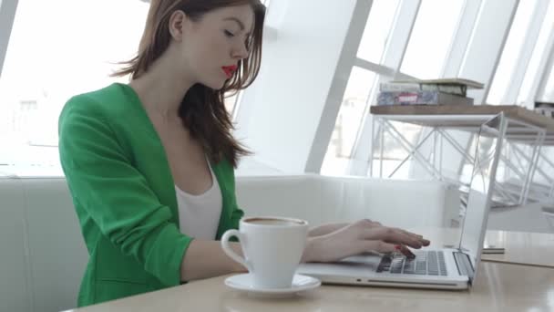 Attraktives Mädchen auf Kaffeefahrt in Restaurant — Stockvideo