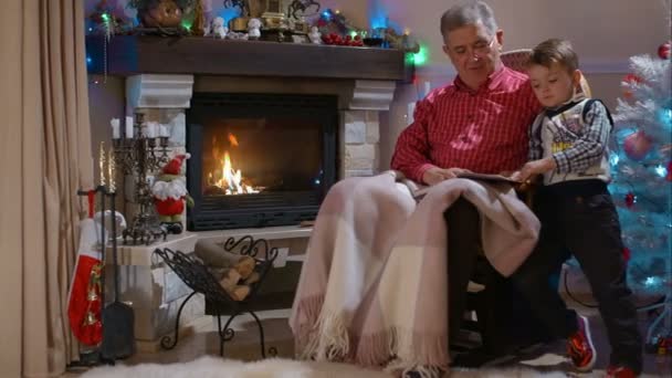 Großvater und Enkel lesen ein Buch — Stockvideo