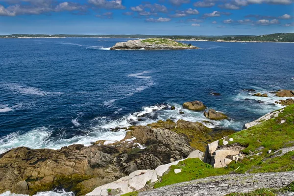 Muhteşem bir okyanusa bakarsanız bir ada görebilirsiniz. Nova Scotia, Kanada.
