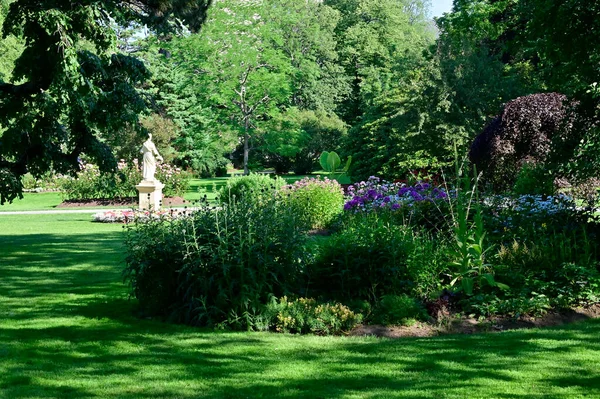 Lummig Anlagd Trädgård Med Rabatter Och Färgglada Växter — Stockfoto
