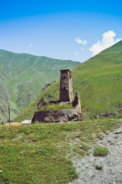 Dağlarda eski savaş Kulesi