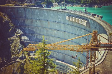 Gürcistan'daki büyük eski baraj