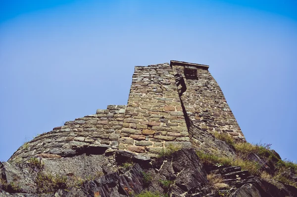 Старая башня в горах — стоковое фото