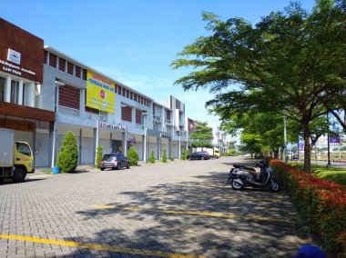 Semarang, Endonezya, 4 Temmuz 2021 - Konut işletme büroları olarak kullanılan bir dükkan koleksiyonu