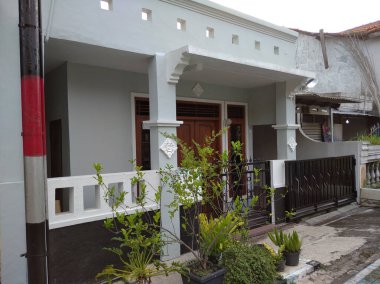 Çitleri, kapıları, pencereleri olan bir ev.. 