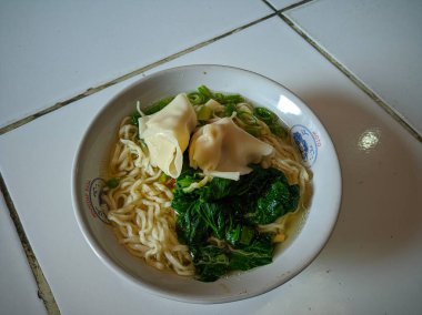 Semarang, Endonezya, 5 Temmuz 2021 - Mie ayam tavuk, mantı ve sebzeli erişte çorbası