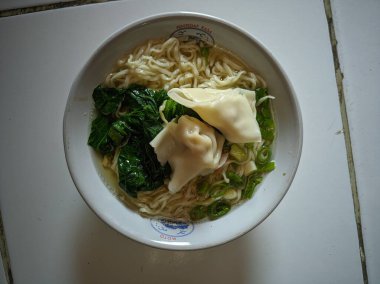 Semarang, Endonezya, 5 Temmuz 2021 - Mie ayam tavuk, mantı ve sebzeli erişte çorbası