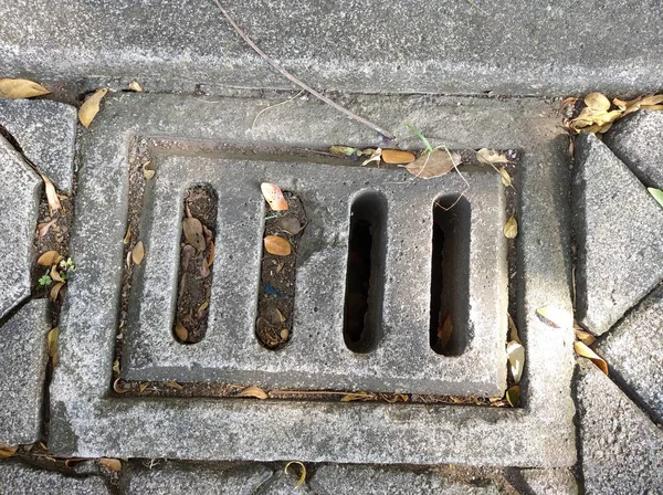 Schacht Ist Nützlich Wasser Von Der Oberfläche Die Kanalisation Abzuleiten — Stockfoto