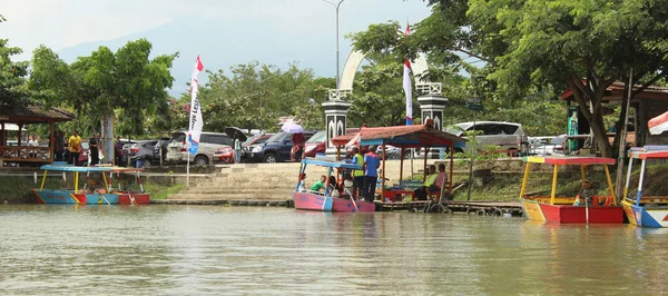 Kabupaten Semarang Indonesia Diciembre 2016 Grupo Barcos Atracan Orilla Para — Foto de Stock