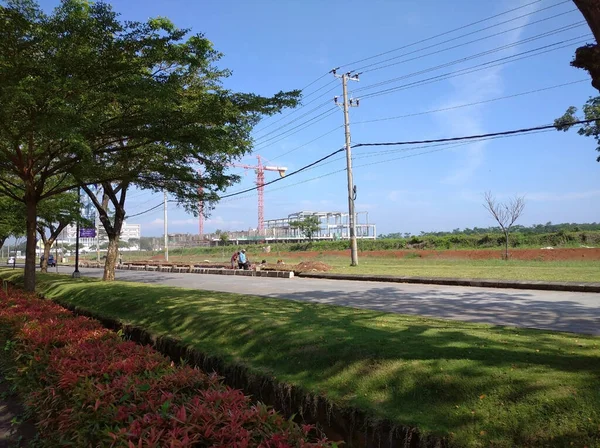 Semarang Indonezja Lipca 2021 Widok Ulicy Trawą Drzewami Oraz Robotnikami — Zdjęcie stockowe
