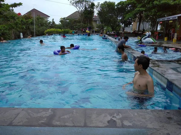 Semarang Indonesien April 2021 Großen Schwimmbad Schwimmen Besucher Jeden Alters — Stockfoto