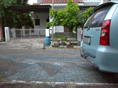 Semarang (Endonezya), 11 Temmuz 2021 - Önünde açık mavi Avanza olan Endonezya 'da beyaz bir ev
