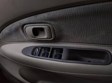 Arabanın kapılarını ve pencerelerini açmak ya da kapatmak için arabanın paneli.