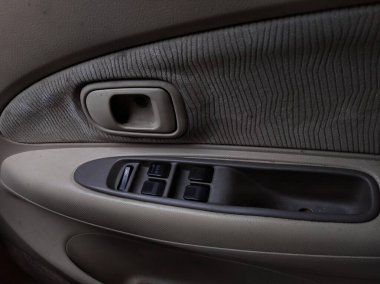 Arabanın kapılarını ve pencerelerini açmak ya da kapatmak için arabanın paneli.