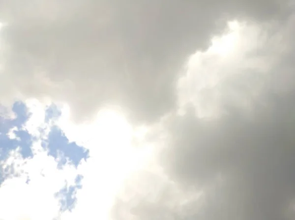 Mörka Moln Den Blå Himlen Betecknar Regn Med Solljus Bakom — Stockfoto