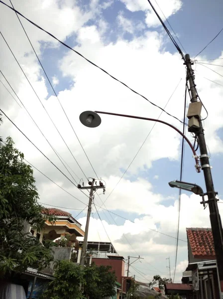 Pólos Elétricos Com Cabos Que Distribuem Eletricidade Para Casas Quando — Fotografia de Stock