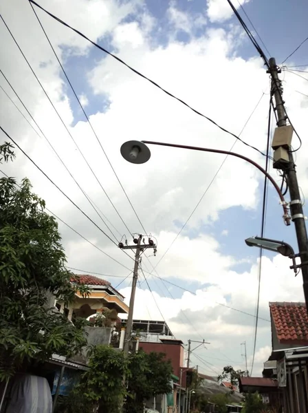 Pólos Elétricos Com Cabos Que Distribuem Eletricidade Para Casas Quando — Fotografia de Stock