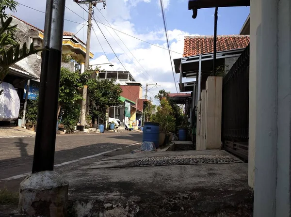 Habitação Simples Indonésia Com Ruas Tranquilas Dia Ensolarado — Fotografia de Stock