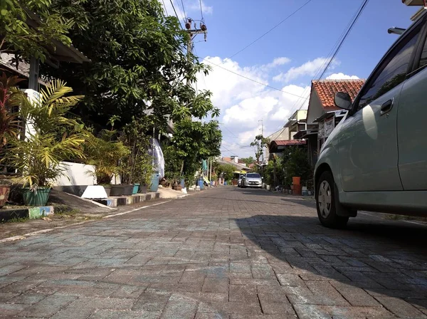 Κατοικίες Πλακόστρωτους Δρόμους Και Σταθμευμένα Γαλάζια Αυτοκίνητα Δει Πρωί — Φωτογραφία Αρχείου