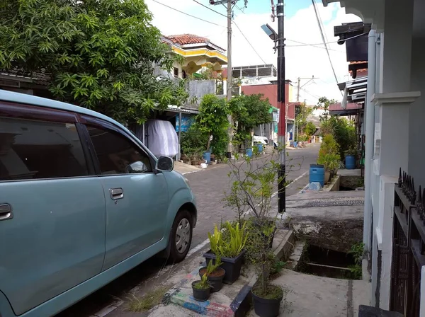 Temiz ve güzel bir ev. Birkaç özel araba var.