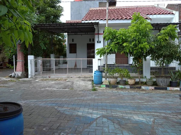 Semarang, Endonezya, 11 Temmuz 2021 - Semarang, Endonezya 'da beyaz bir ev