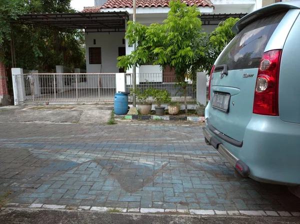 Semarang (Endonezya), 11 Temmuz 2021 - Önünde açık mavi Avanza olan Endonezya 'da beyaz bir ev