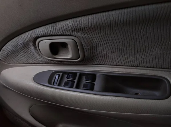 Arabanın kapılarını ve pencerelerini açmak ya da kapatmak için arabanın paneli.