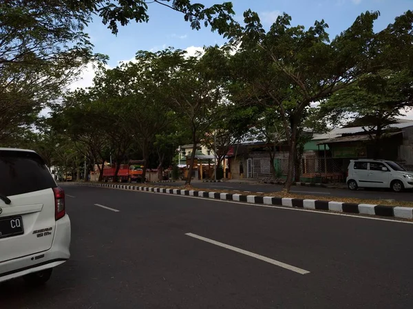 인도네시아 Semarang 2021 주택들이 줄지어 늘어선 도로는 나무들로 뒤덮여 — 스톡 사진
