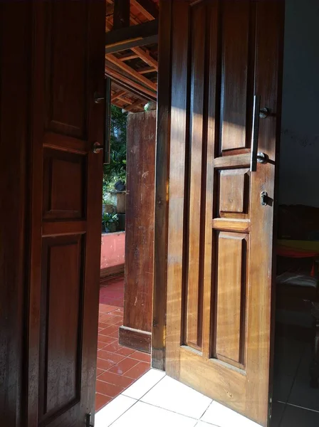 Sunlit Pintu Coklat Ada Salah Satu Rumah Indonesia — Stok Foto